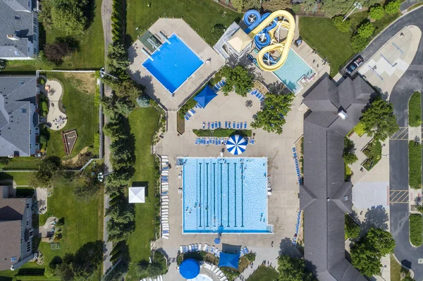 Luchtfoto Van Een Openbare Zwemruimte Met Glijbaan Een Zwembad Buurt — Stockfoto