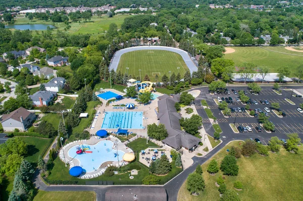 郊区一个有初中 棒球场 公共游泳池和自行车道的大公园的空中景观 — 图库照片