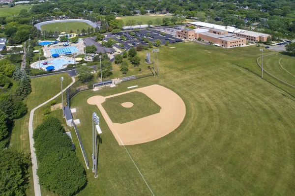Widok Lotu Ptaka Duży Park Gimnazjum Diament Baseballowy Publiczny Basen — Zdjęcie stockowe