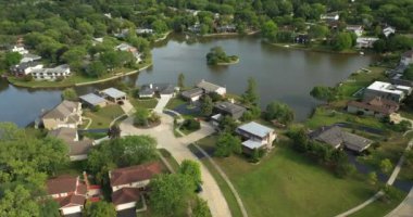 Göl manzaralı ve otoyola yakın bir mahalle..