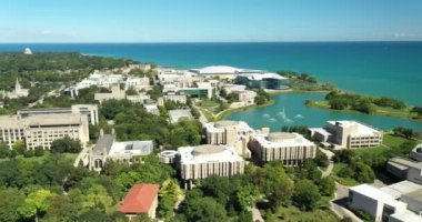 Kuzeybatı Üniversitesi 'nin ve Michigan Gölü' nün havadan görünüşü..