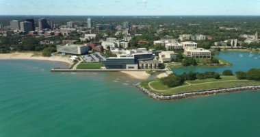 Kuzeybatı Üniversitesi 'nin ve Michigan Gölü' nün ön sahili ve yürüyüş yolu ile hava manzarası..
