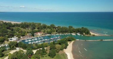 Wilmette Limanı 'nın ve Wilmette, IL' deki Michigan Gölü 'nün hava manzarası. Güzel bir yaz gününde..