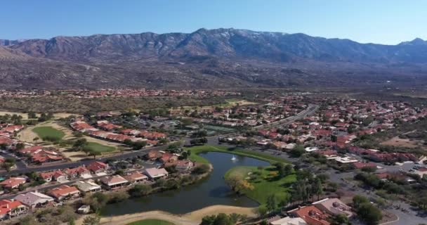 Aerial View Suburban Residential Community Golf Course Tennis Courts Desert — Wideo stockowe