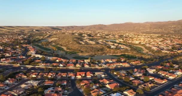 Letecký Pohled Příměstskou Rezidenční Komunitu Golfovým Hřištěm Tenisovými Kurty Pouštním — Stock video