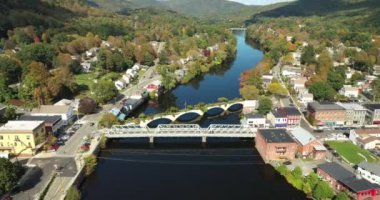 Çiçekler Köprüsü, Batı Massachusetts 'in yuvarlanan tepeleriyle Deerfield Nehri boyunca uzanır ve sonbaharda Shelburne Falls, MA' da bir zemin oluşturur..