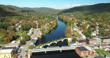 Çiçekler Köprüsü, Batı Massachusetts 'in yuvarlanan tepeleriyle Deerfield Nehri boyunca uzanır ve sonbaharda Shelburne Falls, MA' da bir zemin oluşturur..