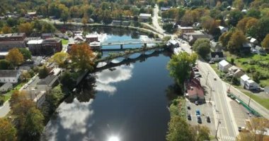 Çiçekler Köprüsü, Batı Massachusetts 'in yuvarlanan tepeleriyle Deerfield Nehri boyunca uzanır ve sonbaharda Shelburne Falls, MA' da bir zemin oluşturur..