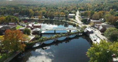 Çiçekler Köprüsü, Batı Massachusetts 'in yuvarlanan tepeleriyle Deerfield Nehri boyunca uzanır ve sonbaharda Shelburne Falls, MA' da bir zemin oluşturur..