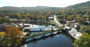 Çiçekler Köprüsü, Batı Massachusetts 'in yuvarlanan tepeleriyle Deerfield Nehri boyunca uzanır ve sonbaharda Shelburne Falls, MA' da bir zemin oluşturur..