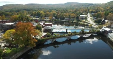 Çiçekler Köprüsü, Batı Massachusetts 'in yuvarlanan tepeleriyle Deerfield Nehri boyunca uzanır ve sonbaharda Shelburne Falls, MA' da bir zemin oluşturur..