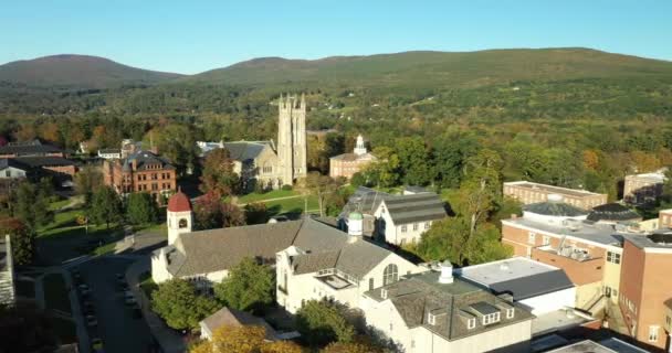 マサチューセッツ州ウィリアムズタウンにあるウィリアムズ大学のキャンパスにあるトンプソン記念礼拝堂の空中写真 — ストック動画