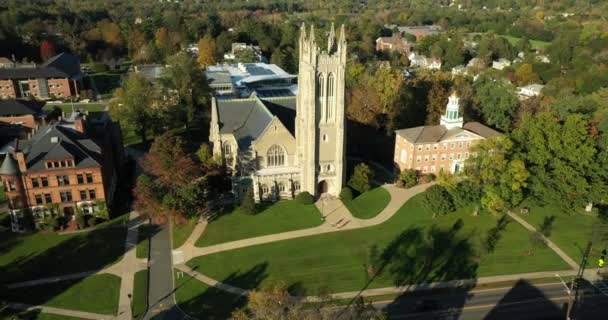 位于马萨诸塞州威廉斯镇威廉姆斯学院校园的汤普森纪念教堂的空中景观 — 图库视频影像