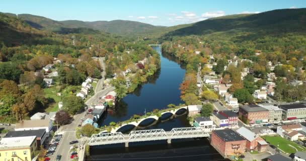 花の橋は 秋の間 マサチューセッツ州シェルバーン滝の背景として マサチューセッツ州西部の丘陵とディアフィールド川にまたがります — ストック動画