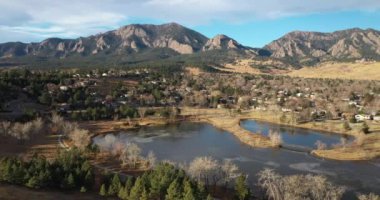 Boulder, Colorado 'daki Masa Mesa bölgesinin havadan görünüşü ve Viele Gölü kışın ön plandadır..