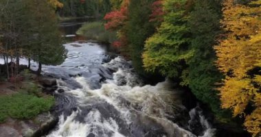 Sonbahar boyunca New York 'un kuzeyindeki Adirondacks' ta, Long Lake yakınlarında güzel sonbahar renkleriyle Buttermilk Şelaleleri 'nin hava manzarası..