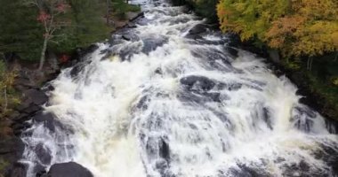Sonbahar boyunca New York 'un kuzeyindeki Adirondacks' ta, Long Lake yakınlarında güzel sonbahar renkleriyle Buttermilk Şelaleleri 'nin hava manzarası..