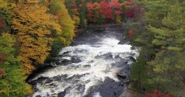 Sonbahar boyunca New York 'un kuzeyindeki Adirondacks' ta, Long Lake yakınlarında güzel sonbahar renkleriyle Buttermilk Şelaleleri 'nin hava manzarası..
