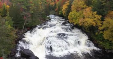 Sonbahar boyunca New York 'un kuzeyindeki Adirondacks' ta, Long Lake yakınlarında güzel sonbahar renkleriyle Buttermilk Şelaleleri 'nin hava manzarası..