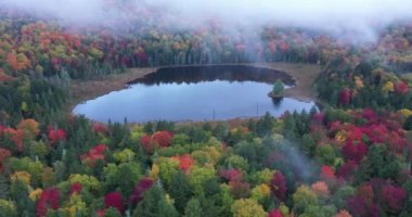Tom Peck Pond, New York, Adirondack Park 'ta, New York' ta sis ve bulutların arasından görülüyor..