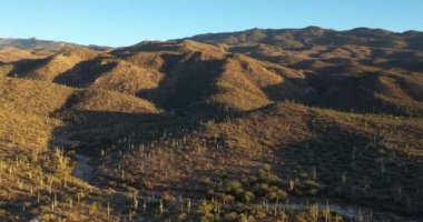 Gün batımından hemen önce Saguaro Ulusal Parkı yakınlarındaki manzaranın havadan görüntüsü..
