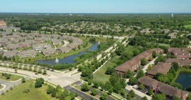 Mahallede bir yarım daire Chicago banliyö yaz karmaşık bir townhouse havadan görünümü.