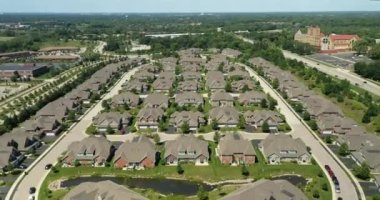 Mahallede bir yarım daire Chicago banliyö yaz karmaşık bir townhouse havadan görünümü.