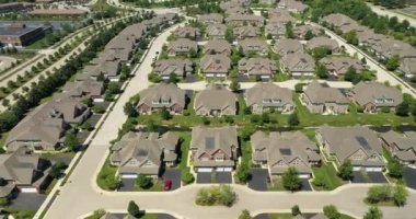 Mahallede bir yarım daire Chicago banliyö yaz karmaşık bir townhouse havadan görünümü.