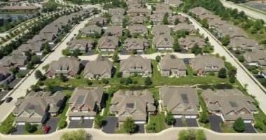 Mahallede bir yarım daire Chicago banliyö yaz karmaşık bir townhouse havadan görünümü.