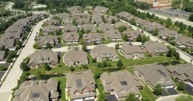 Mahallede bir yarım daire Chicago banliyö yaz karmaşık bir townhouse havadan görünümü.