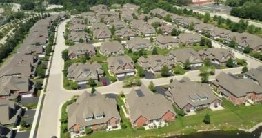 Mahallede bir yarım daire Chicago banliyö yaz karmaşık bir townhouse havadan görünümü.