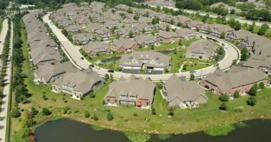 Mahallede bir yarım daire Chicago banliyö yaz karmaşık bir townhouse havadan görünümü.