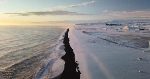 在冰岛南部冬季从Dyrholaey Promontory看Kirkjufjara黑色沙滩日落 — 图库视频影像