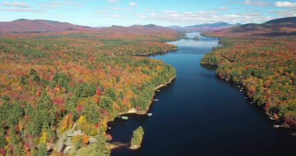 ニューヨーク州北部の秋の高さの間にアディロンダック公園で14マイルの長さの湖の空中ビュー — ストック動画