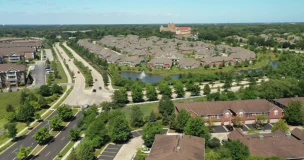 Luchtfoto Van Een Complexe Dorpshuis Een Halfronde Chicago Suburbane Wijk — Stockvideo