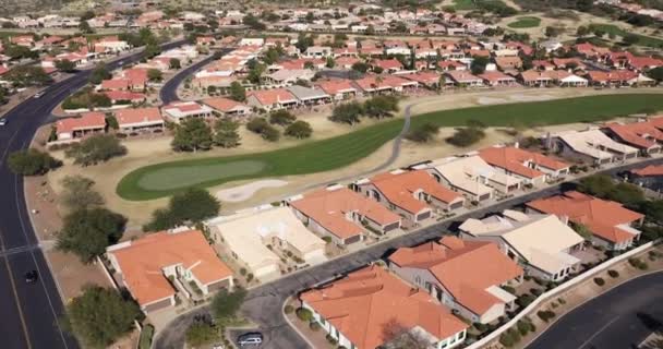 Letecký Pohled Příměstskou Rezidenční Komunitu Golfovým Hřištěm Poušti Horským Pozadím — Stock video