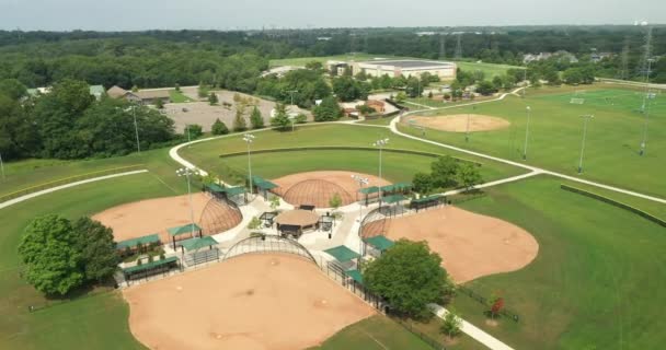Luchtfoto Van Een Verlicht Multifunctioneel Speelveldcomplex Met Voetbal Honkbal Softbalvelden — Stockvideo