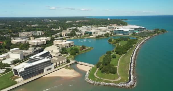 Повітряний Вид Приміського Університету Вздовж Озера Мічиган Переднім Пляжем Пішохідною — стокове відео