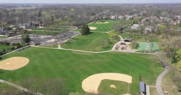 Letecký Pohled Velký Příměstský Park Baseballovými Fotbalovými Hřišti Basketbalovým Hřištěm — Stock video