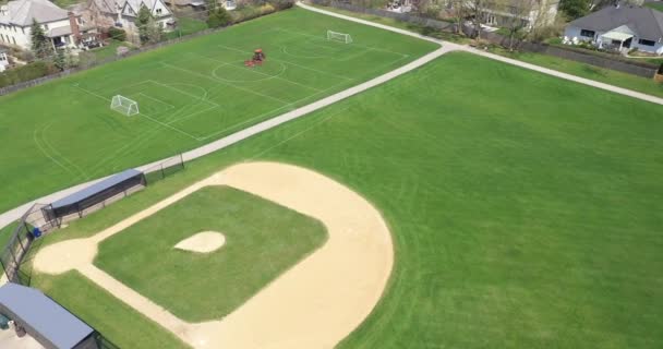 Légi Kilátás Egy Baseball Focipálya Egy Nagy Kertvárosi Parkban Egy — Stock videók
