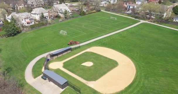 Widok Lotu Ptaka Boisko Baseballa Piłki Nożnej Dużym Podmiejskim Parku — Wideo stockowe