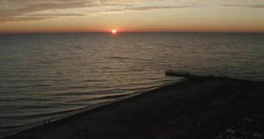Glencoe, Illinois 'de güneş doğduktan hemen sonra Michigan Gölü kıyıları boyunca banliyö sahili manzarası..