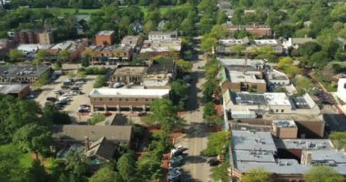 Glencoe, Illinois şehir merkezinin havadan görüntüsü Michigan Gölü kıyı şeridi boyunca.