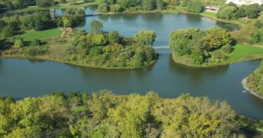 Glencoe, Illinois 'deki Chicago Botanik Bahçesi' nin havadan görünüşü 385 dönümlük canlı bitki müzesinin göl, yol ve binalarını gösteriyor..
