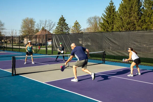 Male Player Returns Volley Net Dedicated Pickleball Court Public Park — Stock Photo, Image