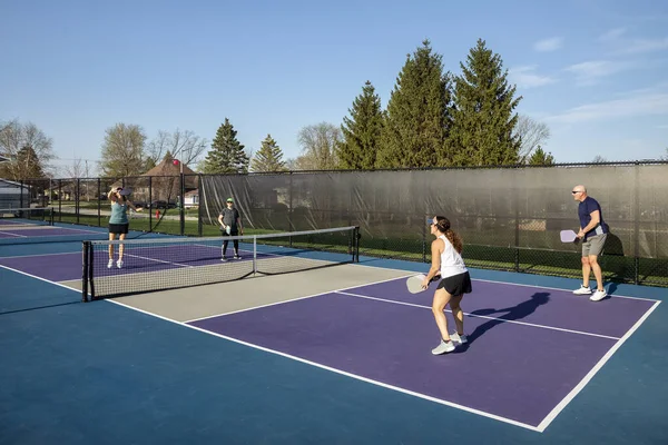 Eine Pickleball Spielerin Wirft Einen Hohen Volley Ins Netz Während — Stockfoto