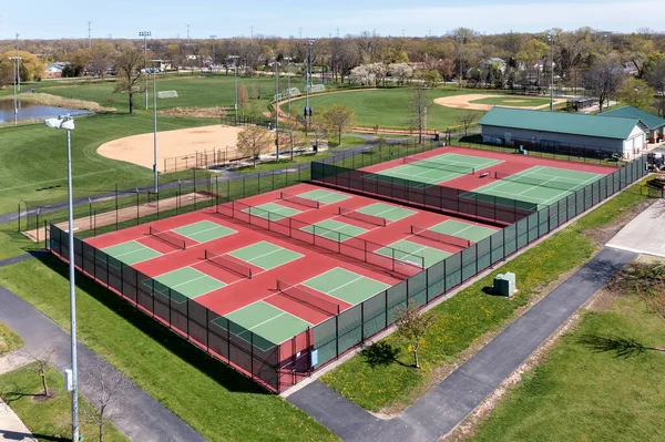 Aerial View Pickleball Facility Red Green Courts Suburban Park Baseball — Stock Photo, Image