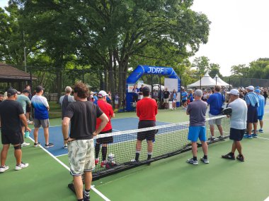 HIGHLAND PARK, IL, ABD - 10 Haziran 2023: JDRF (Juvenile Diabetes Research Foundation) için düzenlenen bir picleball turnuvası, erkekler, kadınlar ve çiftler maçının yer aldığı bir bağış toplama etkinliği olan 