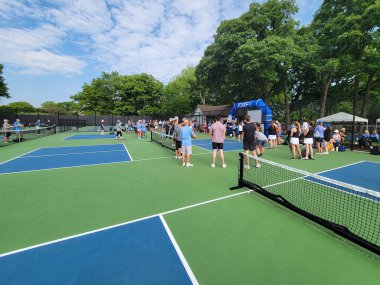 HIGHLAND PARK, IL, ABD - 10 Haziran 2023: JDRF (Juvenile Diabetes Research Foundation) için düzenlenen bir picleball turnuvası, erkekler, kadınlar ve çiftler maçının yer aldığı bir bağış toplama etkinliği olan 