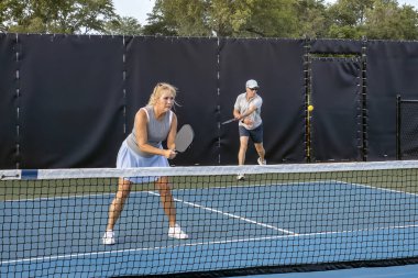 Erkek bir yankesicinin, bayan partneri voleybol topuna karşılık vermek için ağda beklerken servis yapması gibi..